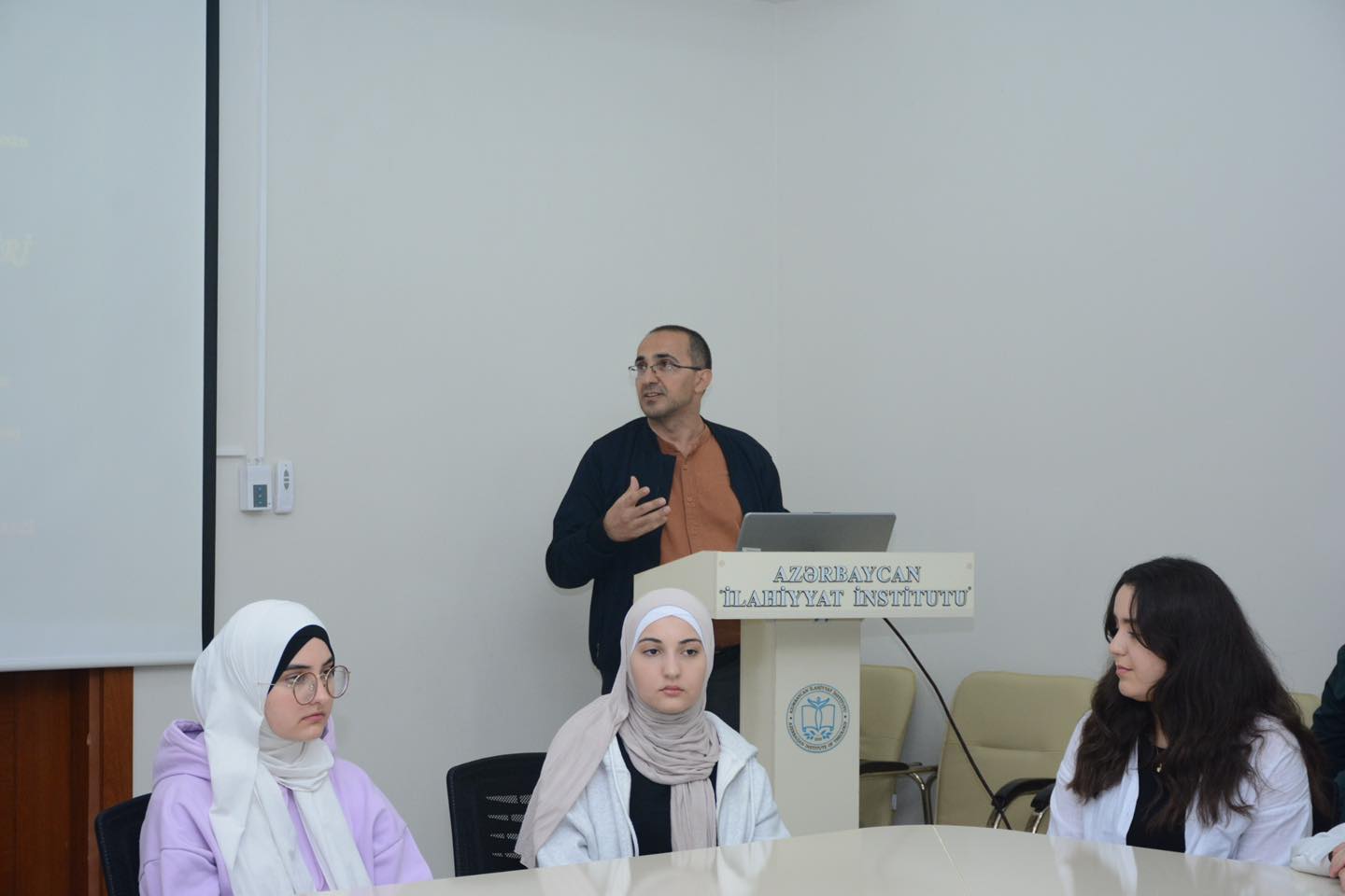 Muzeyin əməkdaşı Nemətullah Naxçıvaniyə həsr olunmuş elmi seminarda məruzə ilə çıxış edib