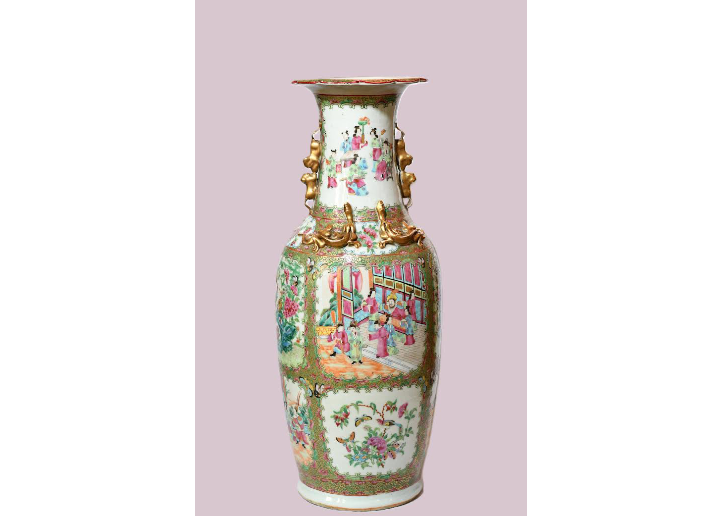 Muzeyin kolleksiyasında qorunan, XIX əsrə aid zərif çini güldanı təqdim edirik