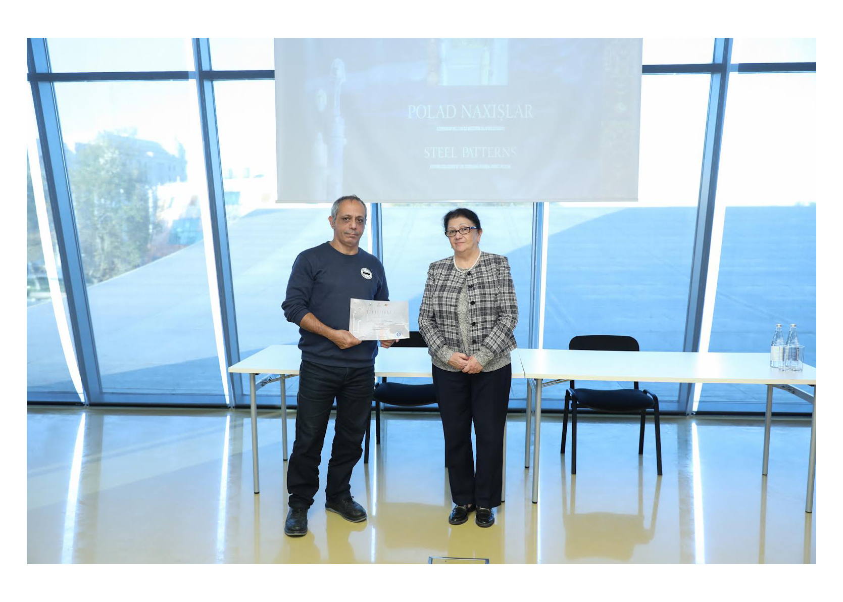 Muzeyin bərpaçı-rəssamı Əjdər Qafarovun əsəri “Sənət və silah: ənənəvi Azərbaycan silahları rəssamların gözü ilə” adlı sərgidə nümayiş olunub