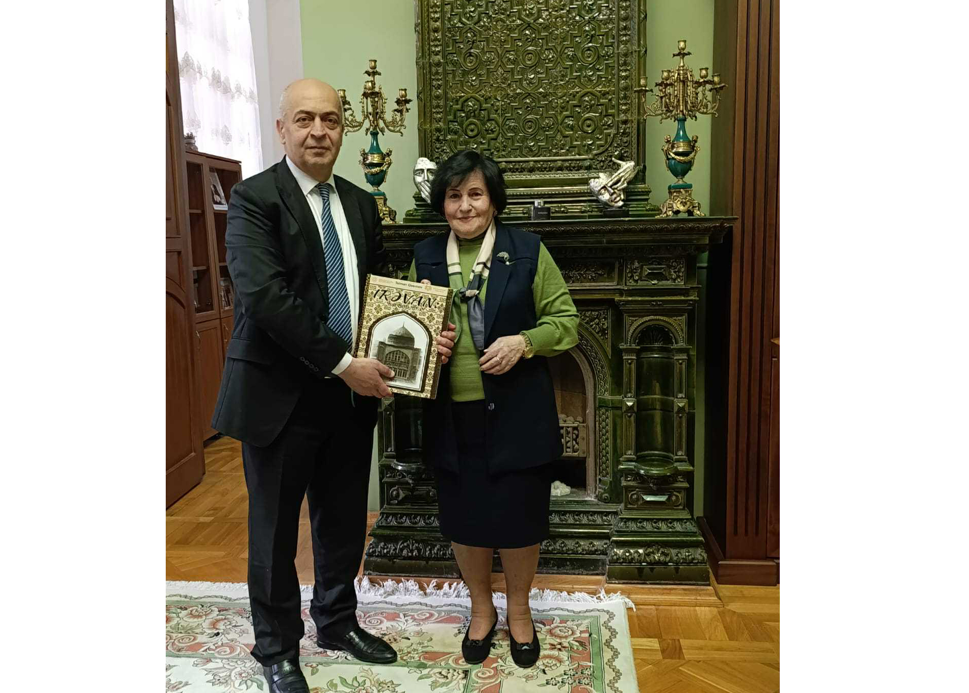 İrəvanın tarixini əks etdirən kitab-albom muzeyə hədiyyə olunub