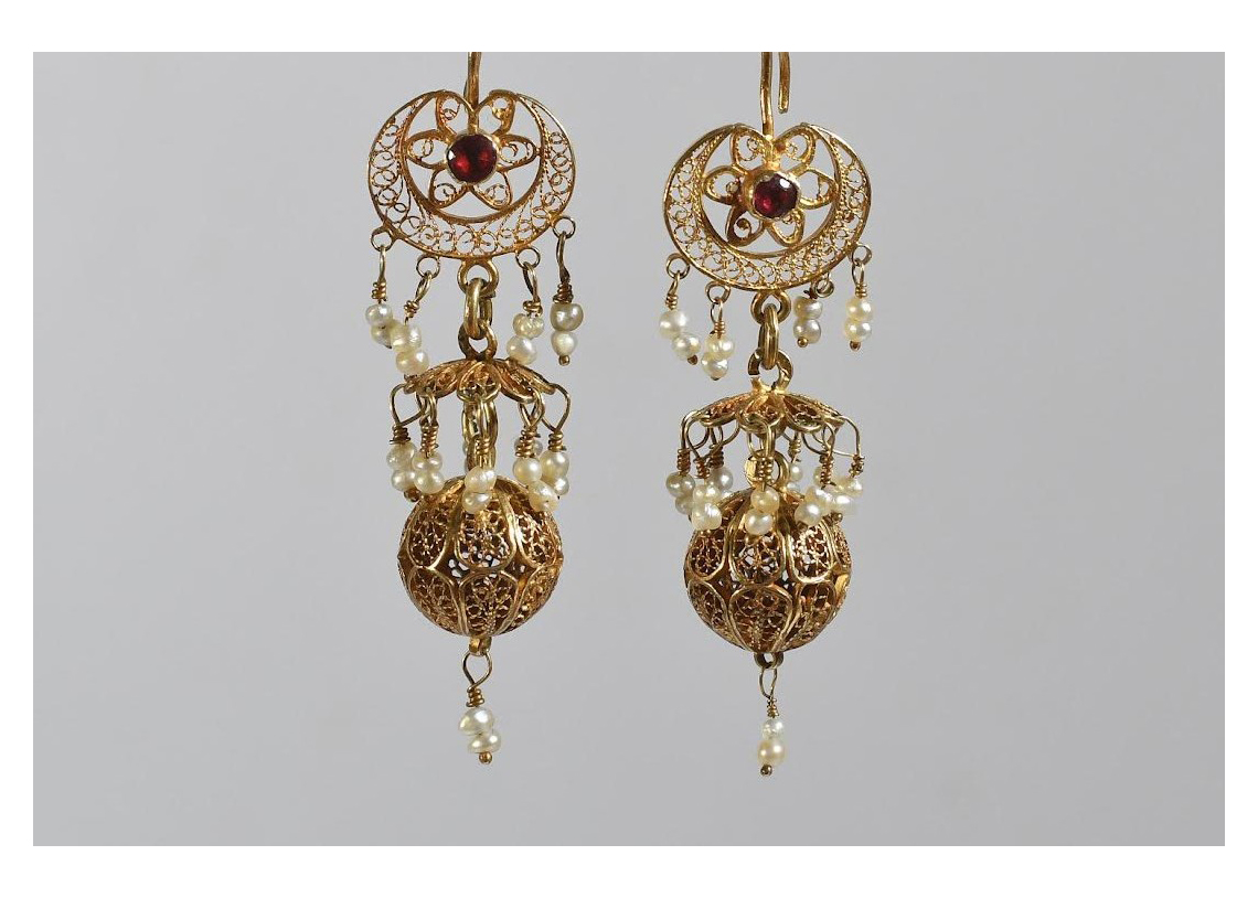 Muzeydə qorunan, XIX–XX əsrə aid “şarlı” sırğanı təqdim edirik