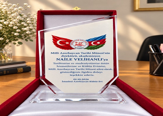 «İstanbul Azərbaycan Kültür Evi»nin sədri muzeyin direktoruna təşəkkürnamə plaketini təqdim edib